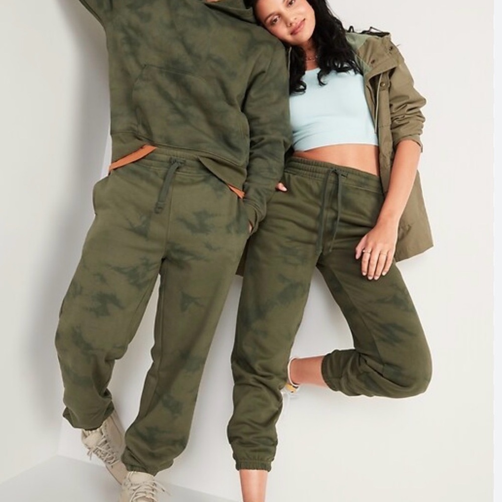 Old Navy Cinched Joggers in Grazing Grasses Green. Women’s Size Small
